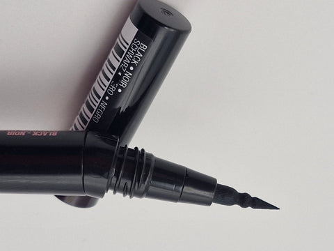 Gemey Maybelline New York Eye Liner Master Précise Curvitude 01